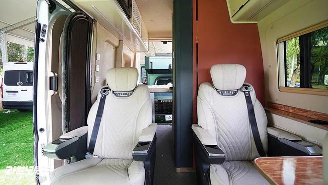 汽大通新途远界长续航混动B型房车冰球突破